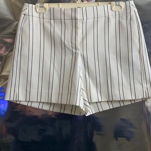 Black and white shorts, size 6 short, it is Rowan sin shorts